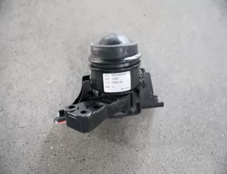 Engine Vibration Isolation Cushion Right/Engine Mount Rubber Bushing Right H6